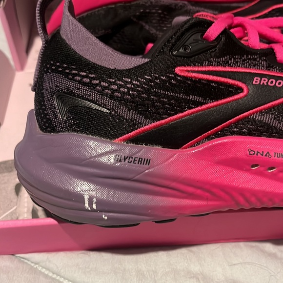 Brooks Glycerin 22 Women's Shoes - Black and Hot Pink - Picture 3 of 5